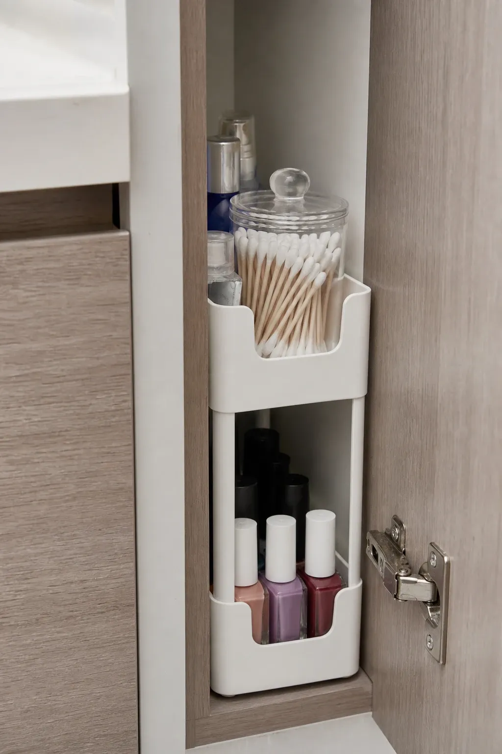 adjustable dividers in a bathroom