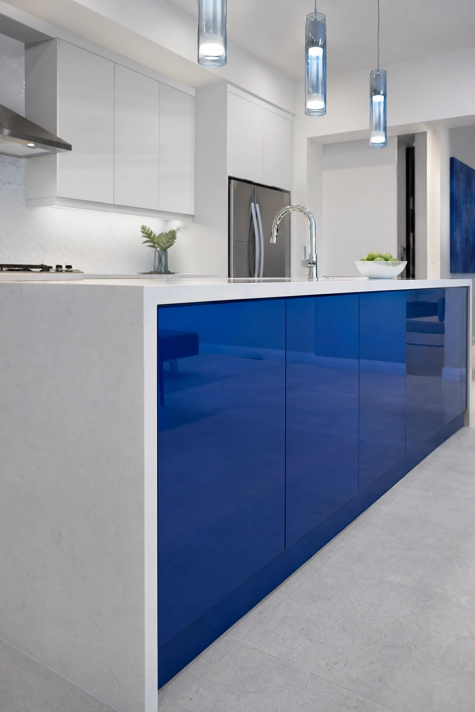 cobalt blue gloss for a kitchen that makes a statement