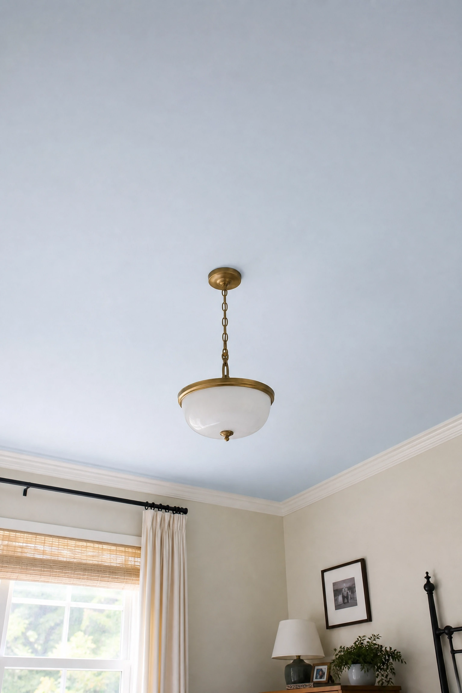 a ceiling that is not just left blank in a bedroom