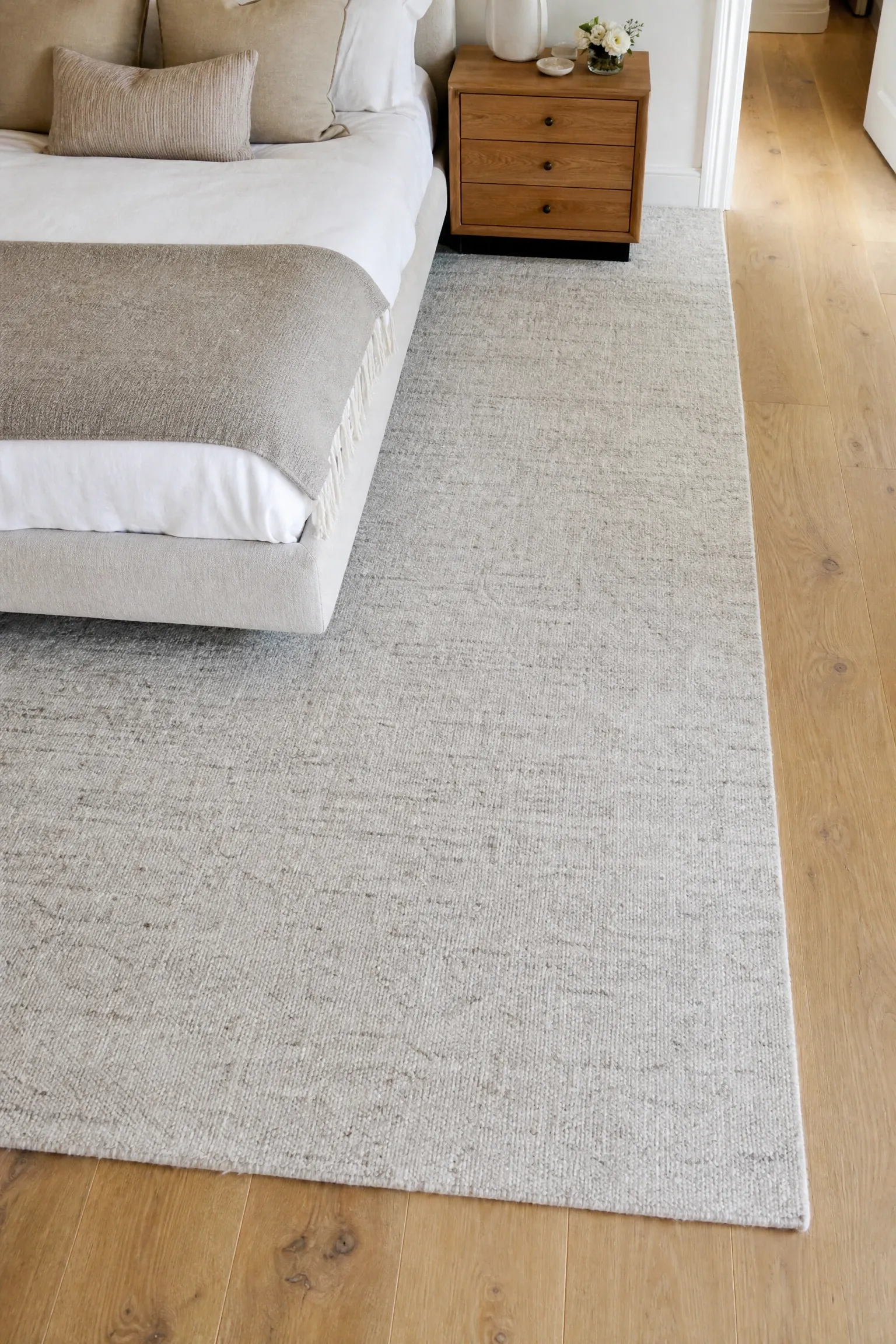 an area rug that actually fits the bed in a bedroom